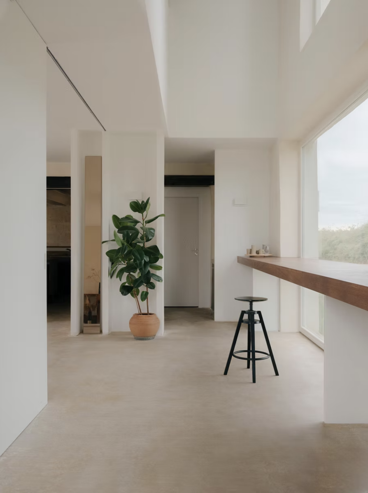 the wall to wall counter, integrated along a large window, is designed in tinte 23